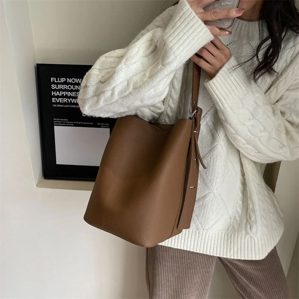 Retro Bucket Bag Women 2023 New Advanced Texture Commuter Shoulder Messenger Bag Adjusted Shoulder Strap Handbag With Mini Purse