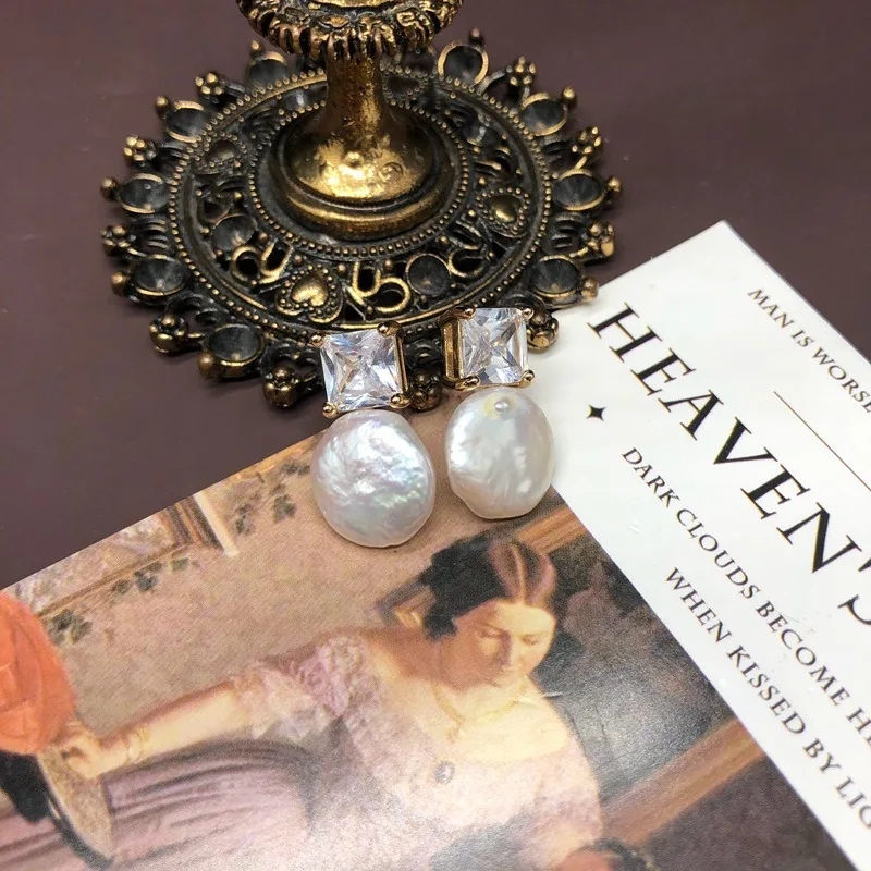 

Exquisite and Small Stud Earrings, Natural Baroque Pearl Copper Inlaid Zircon Stud Earrings, Niche and Versatile Temperament Ele