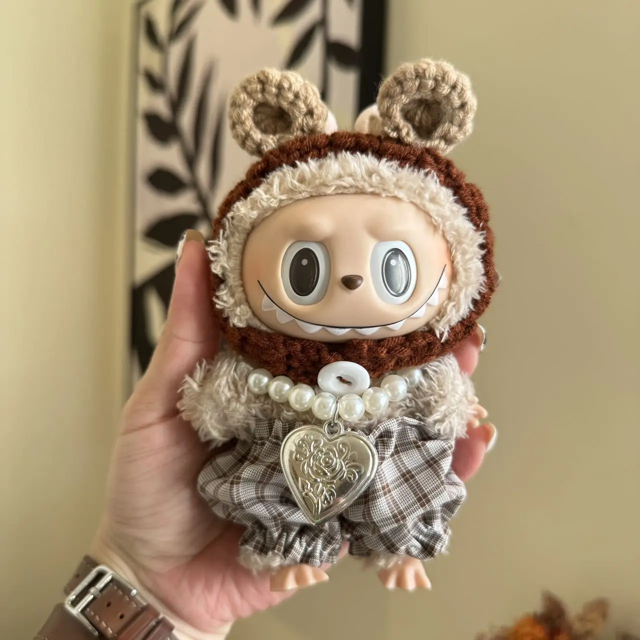 

Clothes For Labubu 15/17Cm Dolls Gen 1-3 Brown Knit Hat With Plaid Pants Hanging Pearl Chain Love Set Apparel Hanging