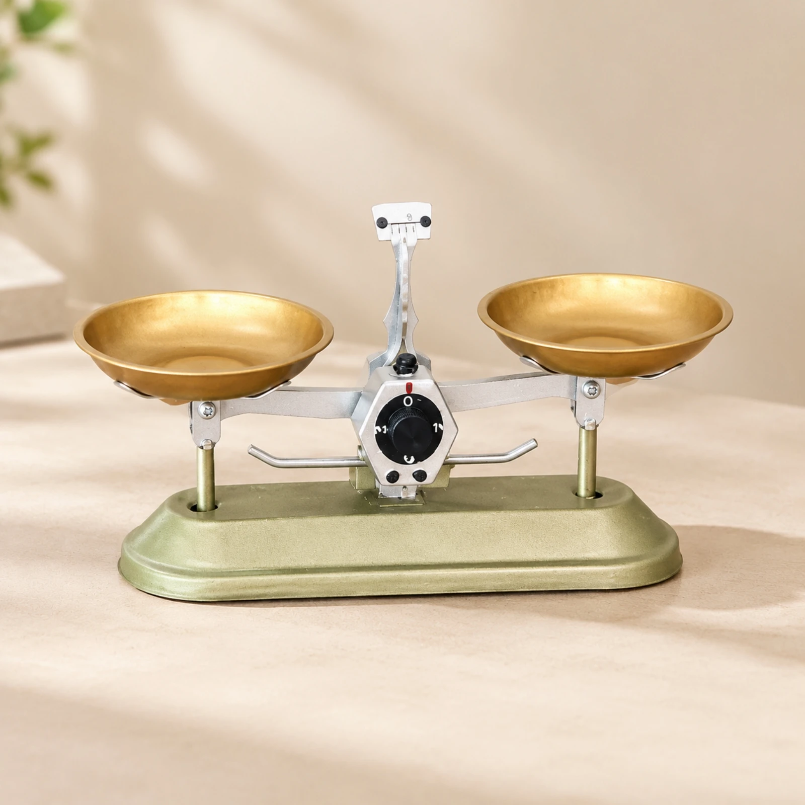 European-Style Decorative Balance Scale Vintage-Inspired Bronze-Finish Metal Balance Scale Static Display Collectible