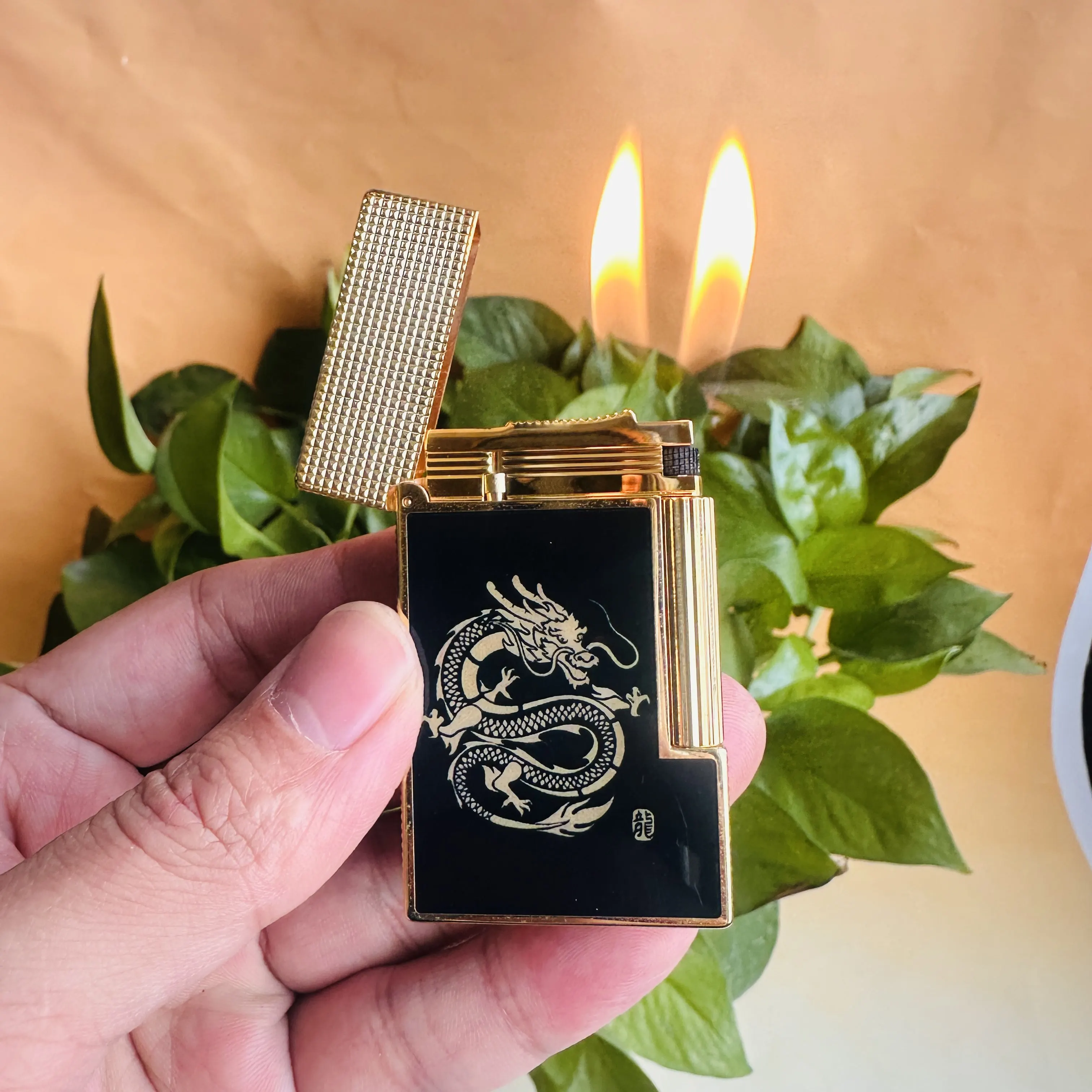 

Зажигалка люксового бренда, с чистым и громким звуком, идеальный подарок для мужчин, включает в себя аксессуары с возможностью персонализации.