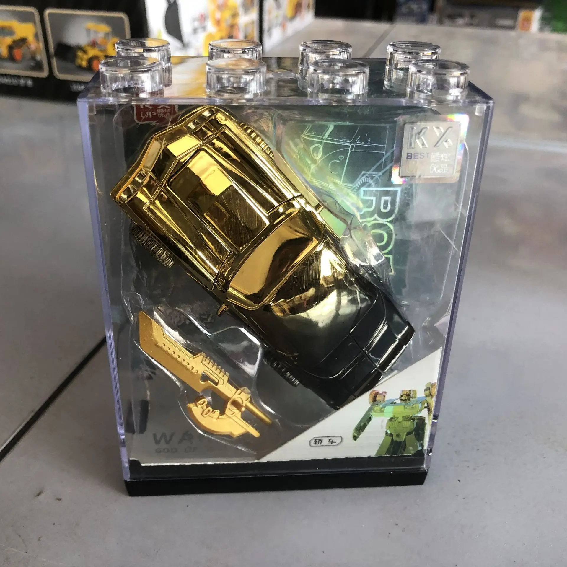 Robot di trasformazione giocattolo per bambini guerriero in lega colorata cinque in una statuetta di ornamento per auto sportiva galvanica con serbatoio robot