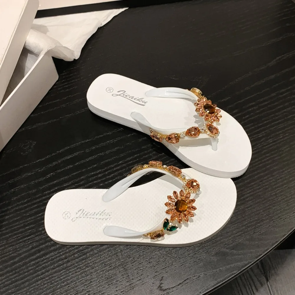 Women Slippers Outdoor Summer New Flower Diamond Flip Flops Women Wearing Flat Bottom High End Diamond Inlaid Beach Slippers