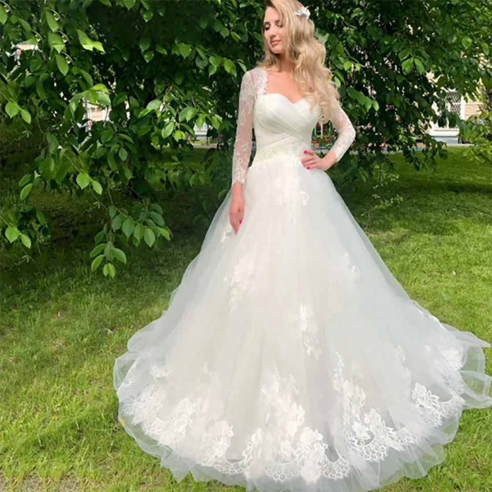 Abiti da sposa linea A con scollo a cuore con applicazioni personalizzate 2025 Abiti da sposa con strascico a maniche lunghe con illusione di pizzo per le donne