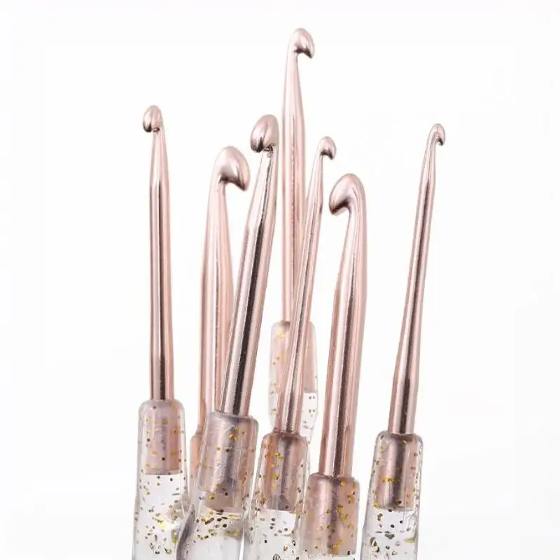 7-teiliges Set aus Aluminium-Häkelnadeln, 2 bis 5 mm, mit farbigen, transparenten Griffen, zum Stricken von Wollwaren, für DIY-Projekte wie Mützen, Schals und Amigurumi-Handarbeiten. – Detail 4