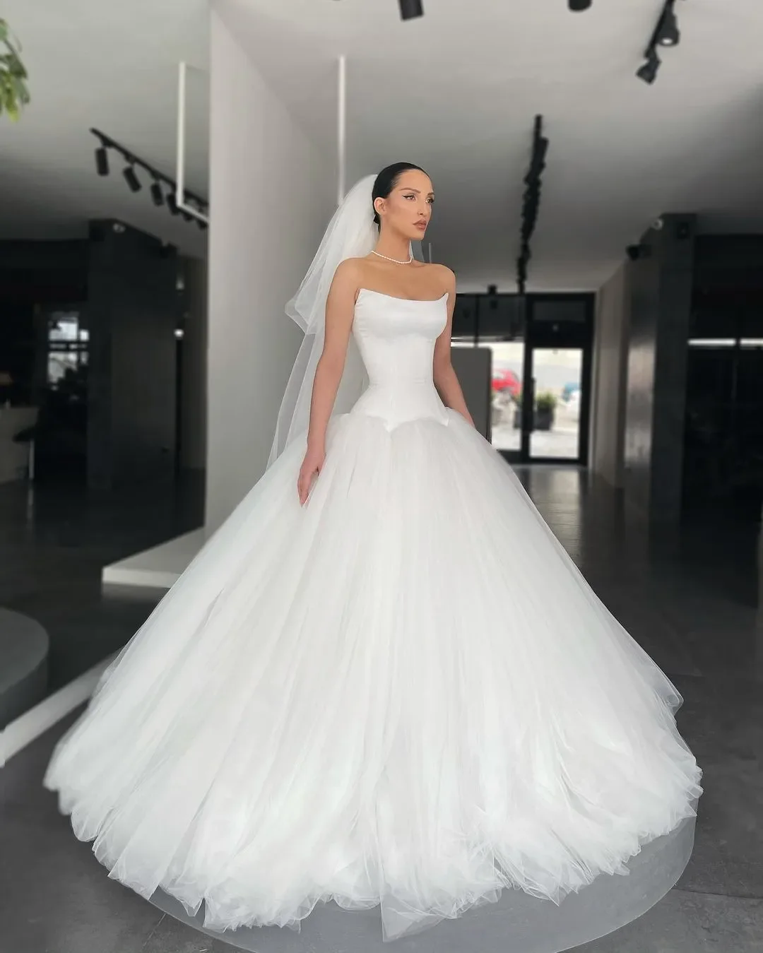 Simple Strapless A-line Wedding Dress Sheer Satin Bidal Gown Backless Modern Designer Bridal Gown Customization