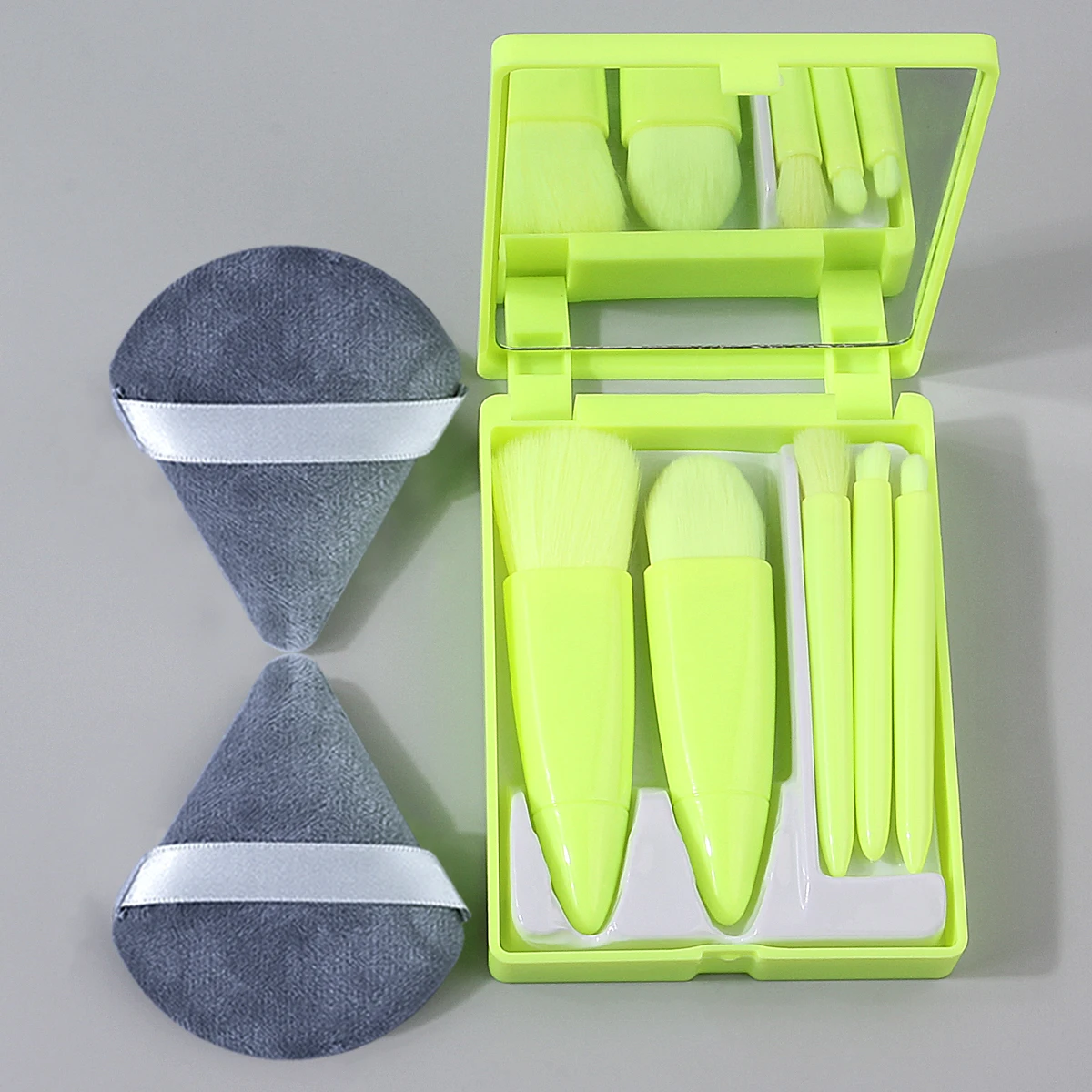 Conjunto de mini pincéis de maquiagem macios, 5 peças + 2 peças de sopro de pó triangular dupla face + 1 peça de ferramentas de maquiagem com caixa de armazenamento de espelho