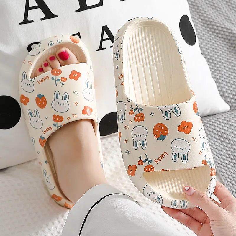 Zapatillas de casa con estampado de oso y Animal de dibujos animados para mujer, suelas altas gruesas, chanclas de ducha con sensación de nube para interiores, sandalias de verano