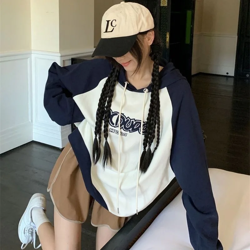 루즈하고 다재다능한, 대비되는 색상의 후드가 달린 긴 소매 젊고 활기찬 스웨트셔츠, 봄 또는 가을 여성 의류