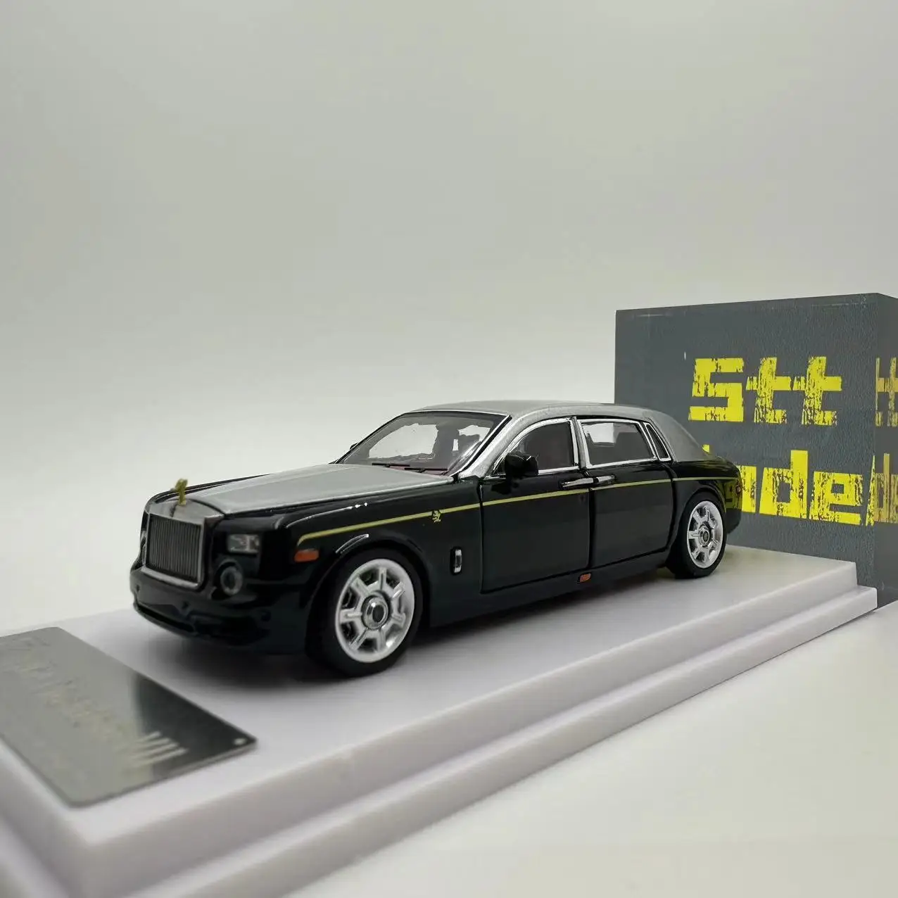 DCM 1:64 Royce Phantom BlackSilver /Dragon of Year Edition  Diecast Model Car