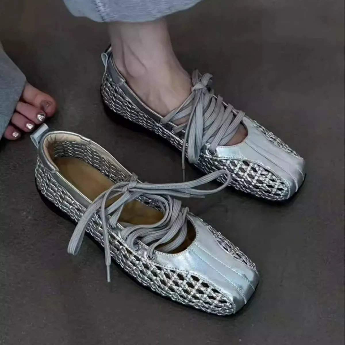 

Версия из мягкой кожи, уникальные винтажные балетки с серебряным ремешком для женщин, новинка 2025, туфли Мэри Джейн с неглубоким носком