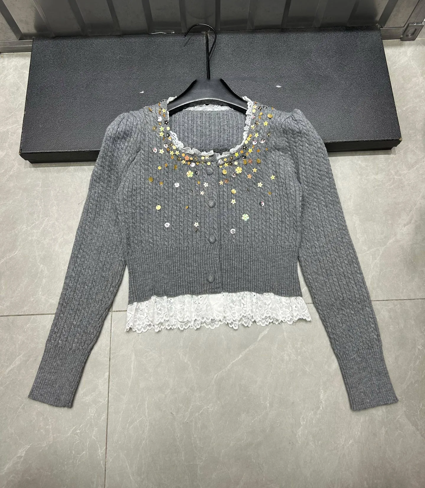 

Autumn Winter New Fashion Lace Patchwork 3D Sequin Embroidery Knitted Cardigan For Women Elegant Cashmere Twist Sweater F467