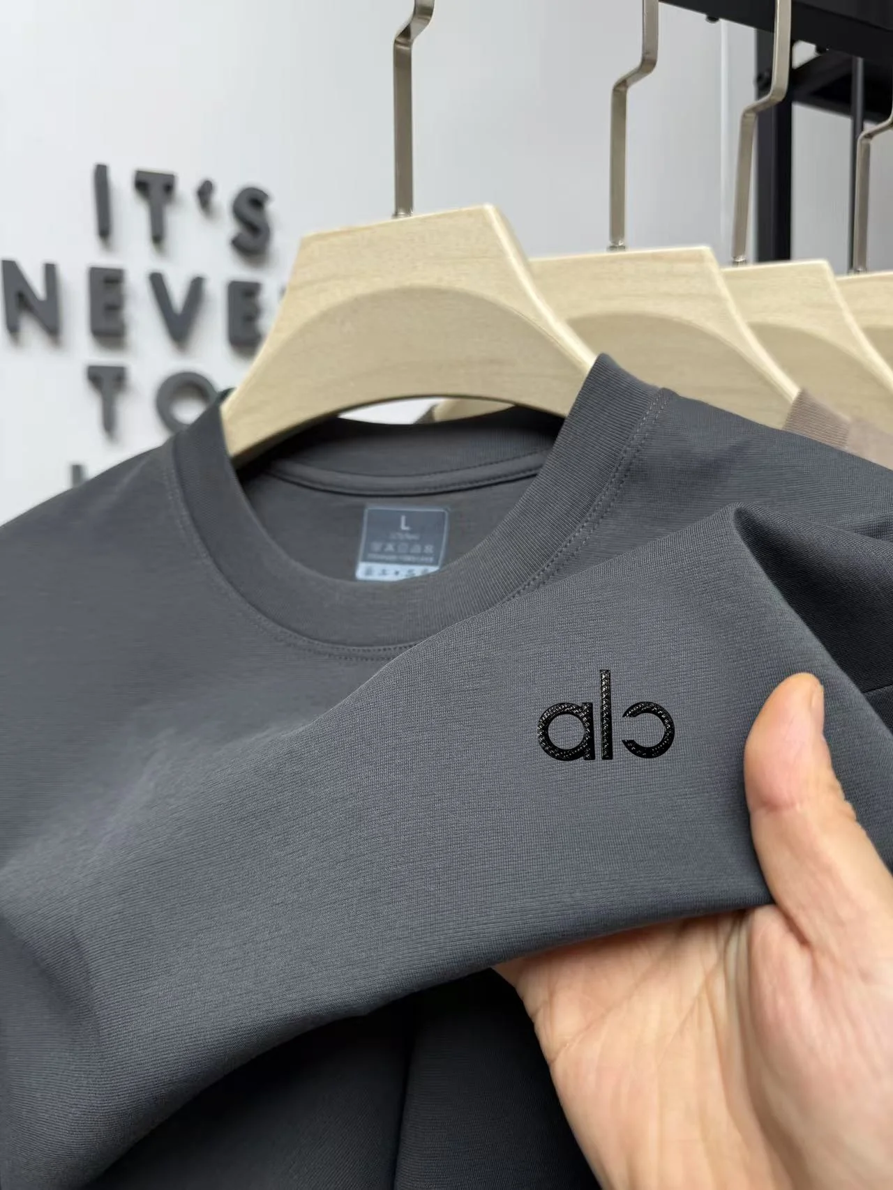 Trendy en voortreffelijk nieuw heren-T-shirt met ronde hals en letterreliëf, zomermode, klassiek, comfortabel en ademend, met korte mouwen