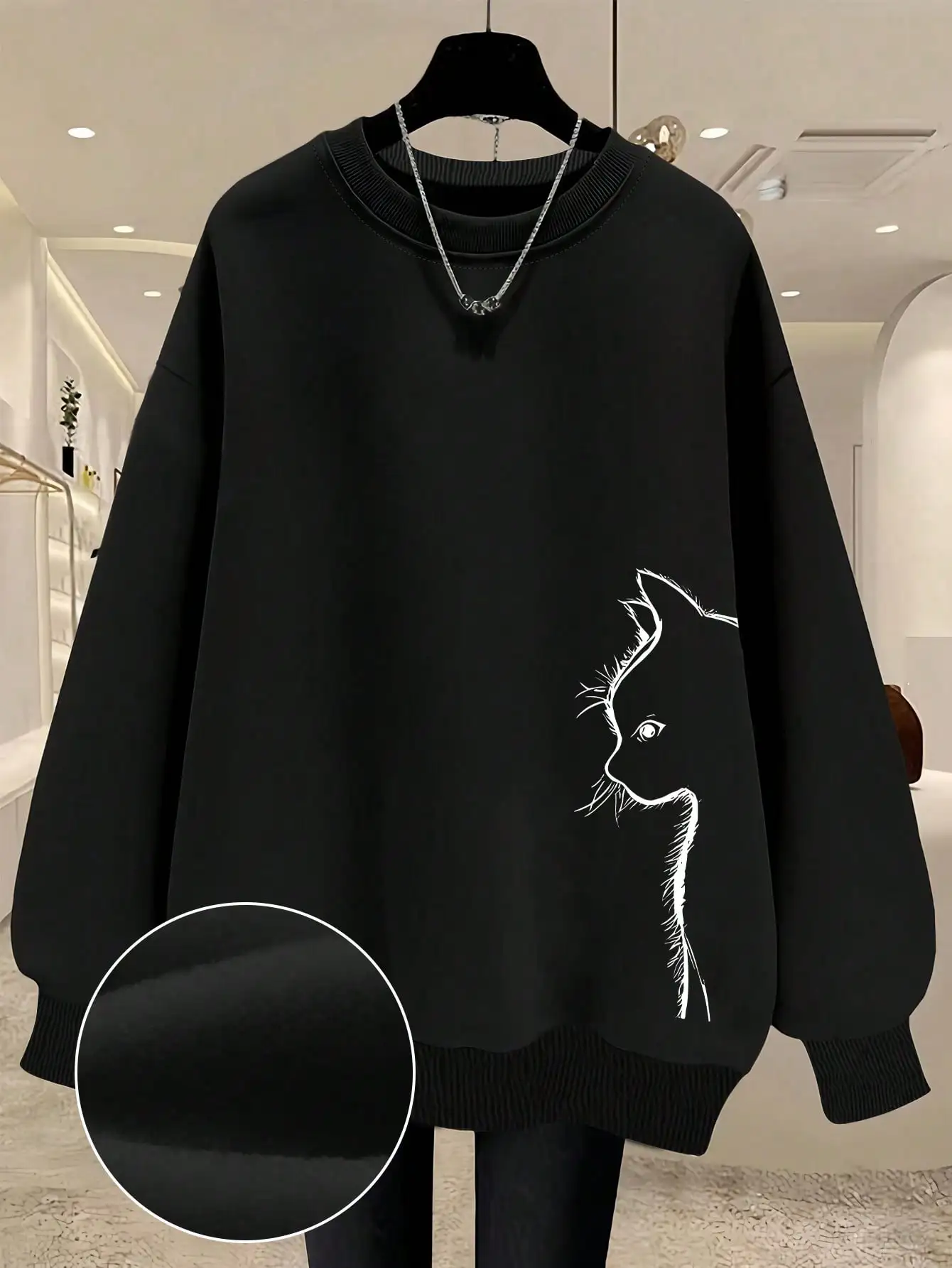 

Черная толстовка оверсайз с круглым вырезом и изображением белой кошки для женщин