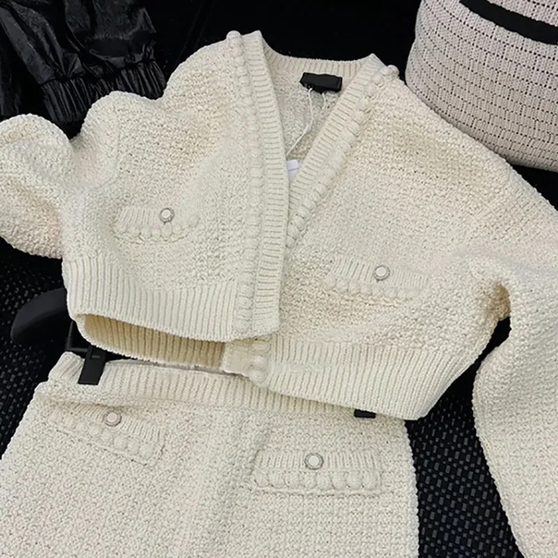 2022 Brief paragraph small sweet white knitting cardigan - neck sweater temperament shorts cotton suits