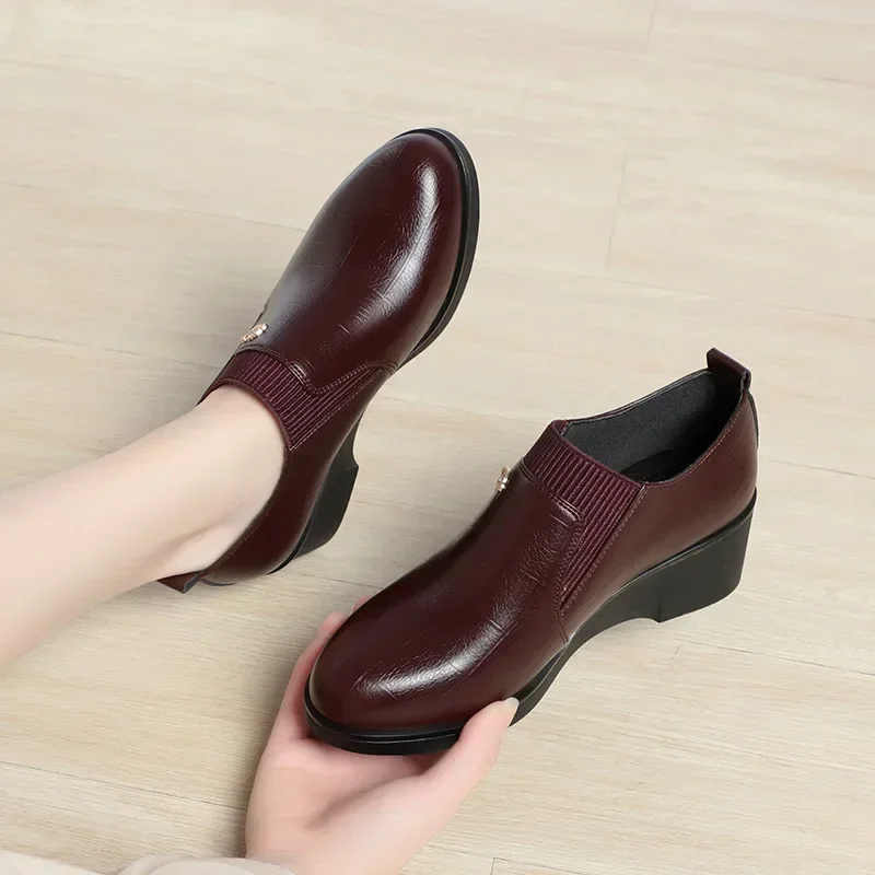 Slope heel leather shoes 2024 new middle-aged and elderly women\'s shoes soft leather mother\'s shoes spring and autumn