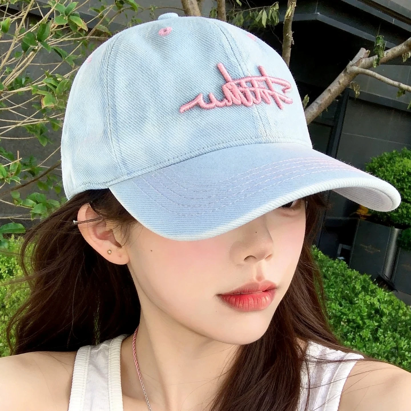 cappello-da-baseball-da-donna-ricamato-in-denim-lavato-con-visiera-larga-e-effetto-snellente
