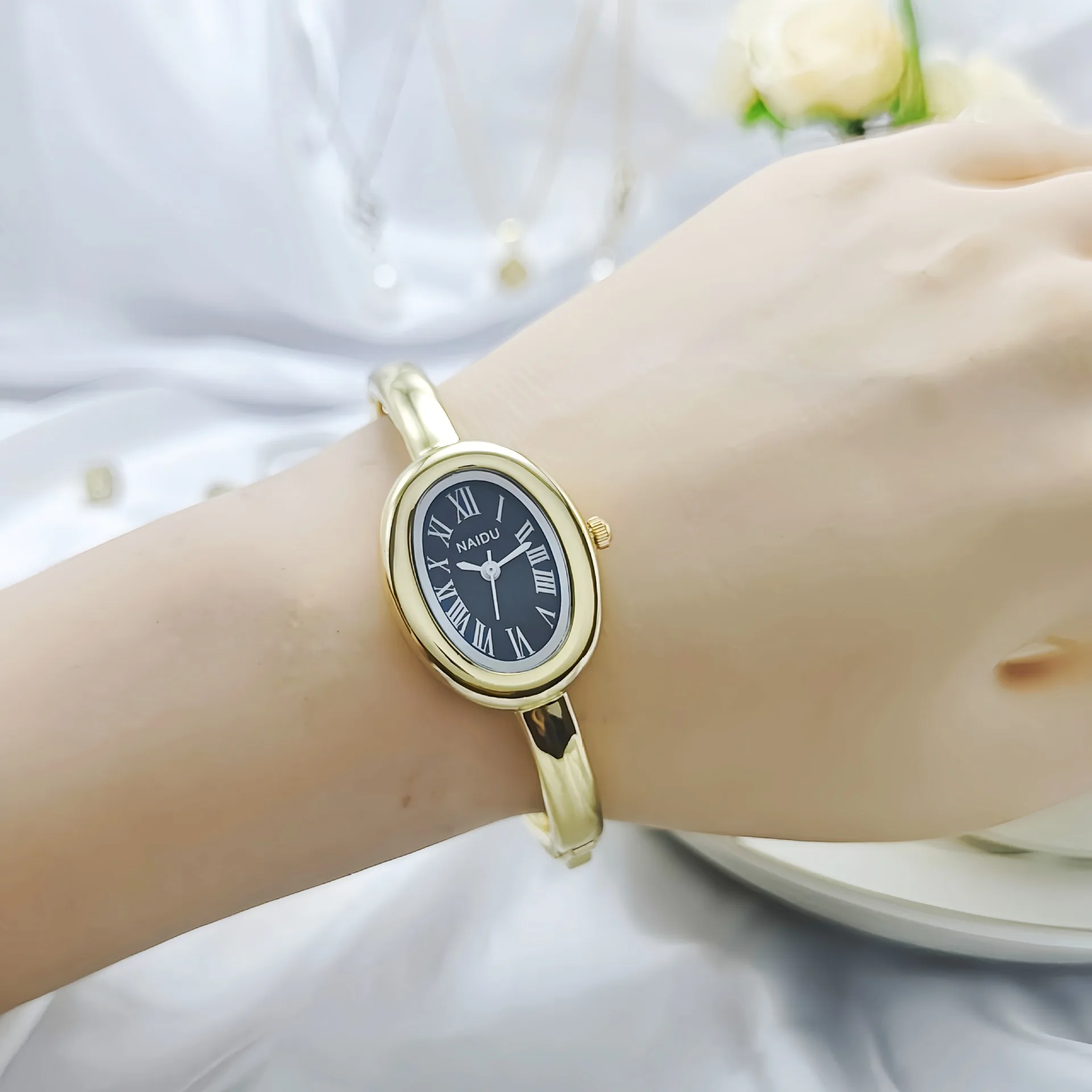 ساعات يد كوارتز أنيقة بأرقام رومانية على الطراز الفرنسي للسيدات مع سوار نحيف من خليط معدني حمام بيضاوي وإحساس عالي الجودة #6