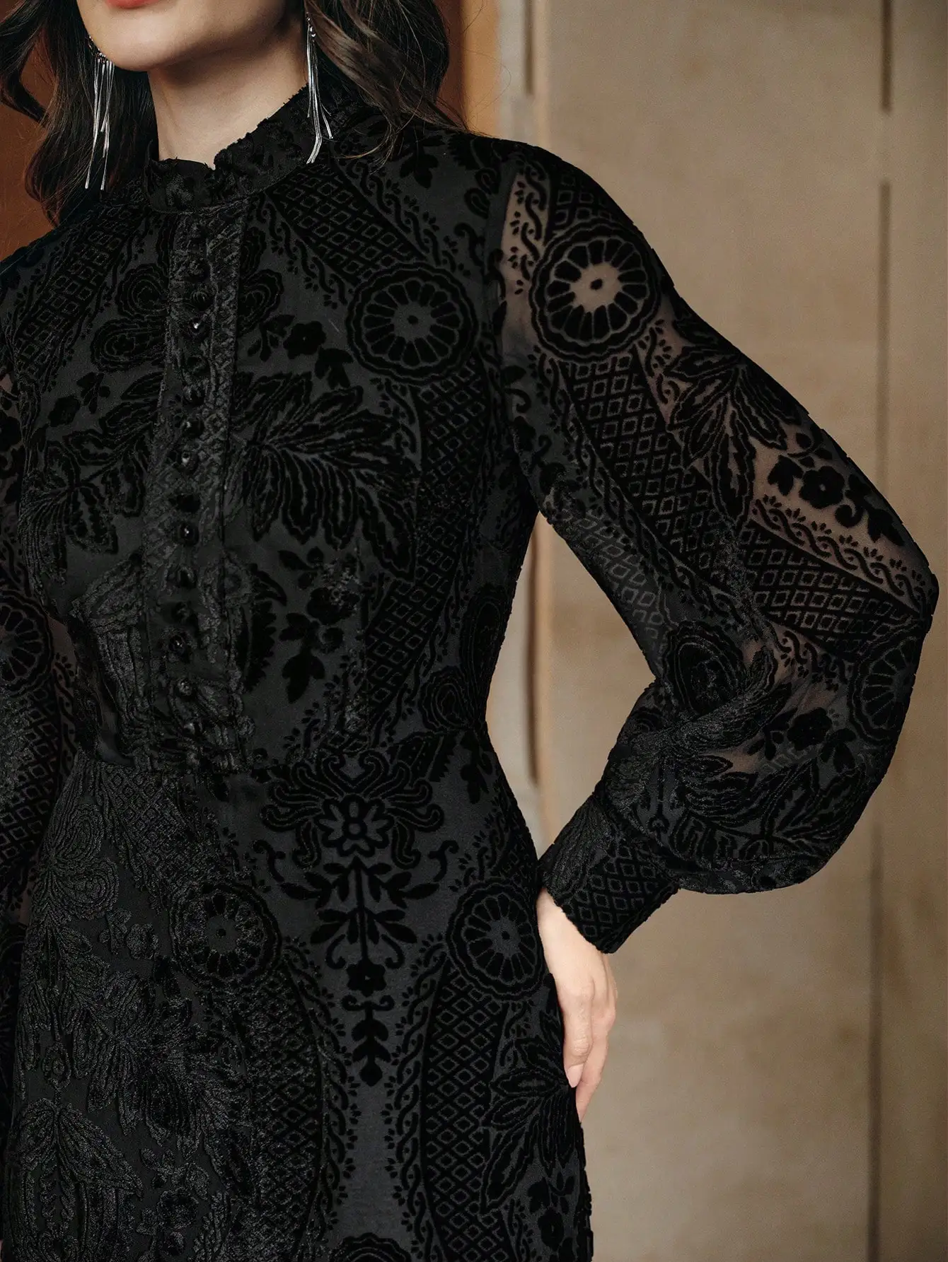 

Черное платье с цветочным принтом, воротником-стойкой, приталенной талией и рукавами-фонариками