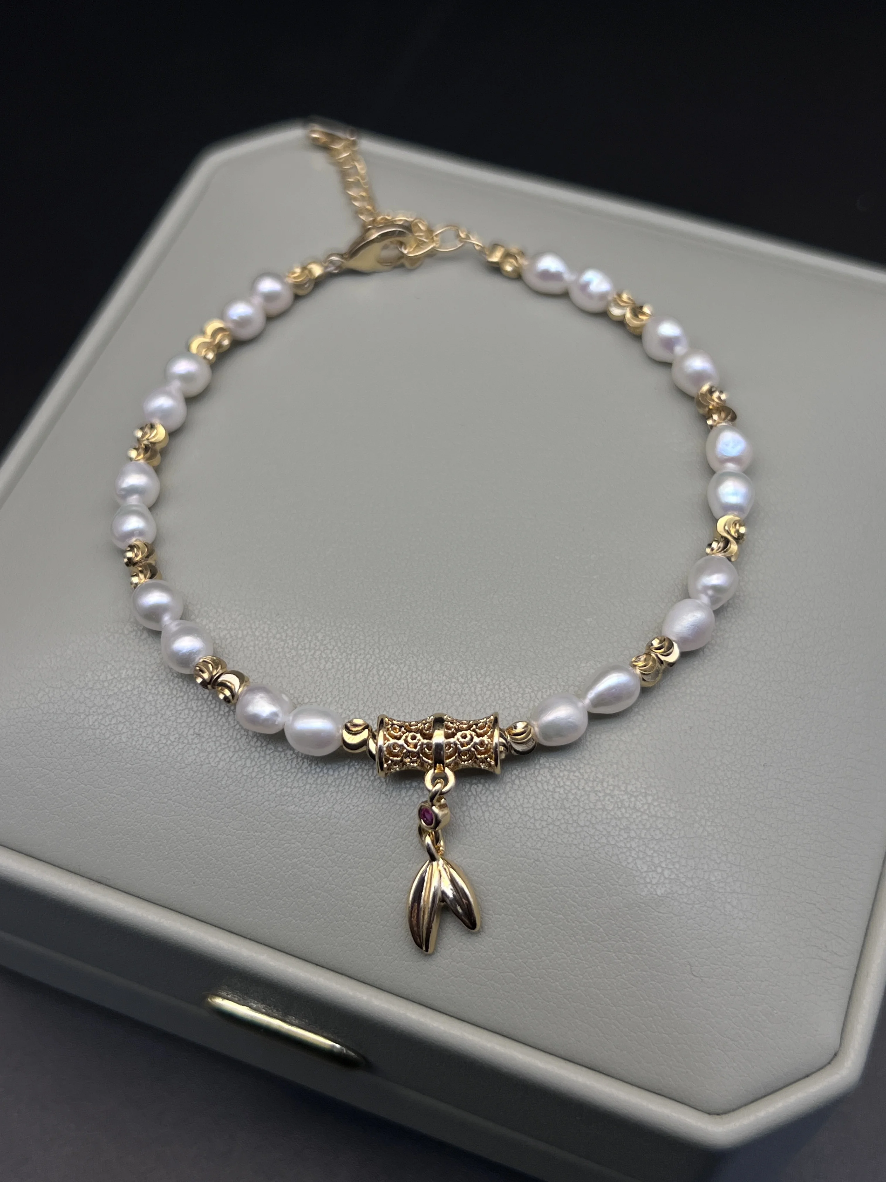

Natural Freshwater Pearl Beaded Bracelet with Fish Tail Charm Adjustable Chain Copper Alloy Gold Plated Women's Fashion Jewelry