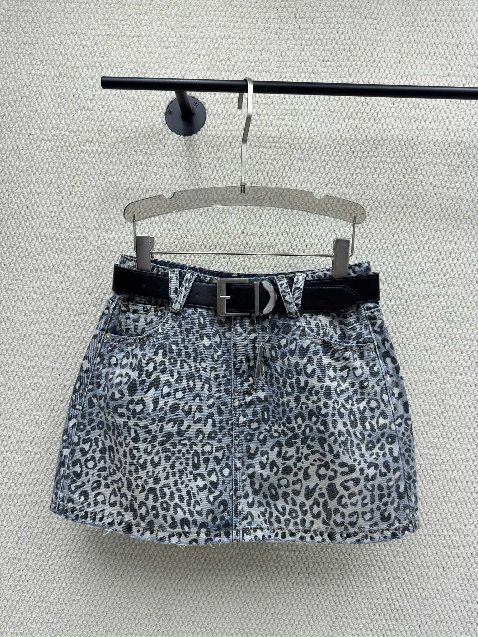 

Юбка А-силуэта с высокой талией, женская, премиум-качество, для офиса, модная, облегающая, с леопардовым принтом, джинсовая, лето 2026