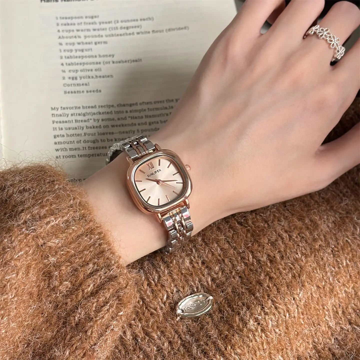 New Luxury Rose Gold Stainless Steel Strap With A Simple Small Dial, Retro Korean Style Square Quartz Watch For Female Students.
