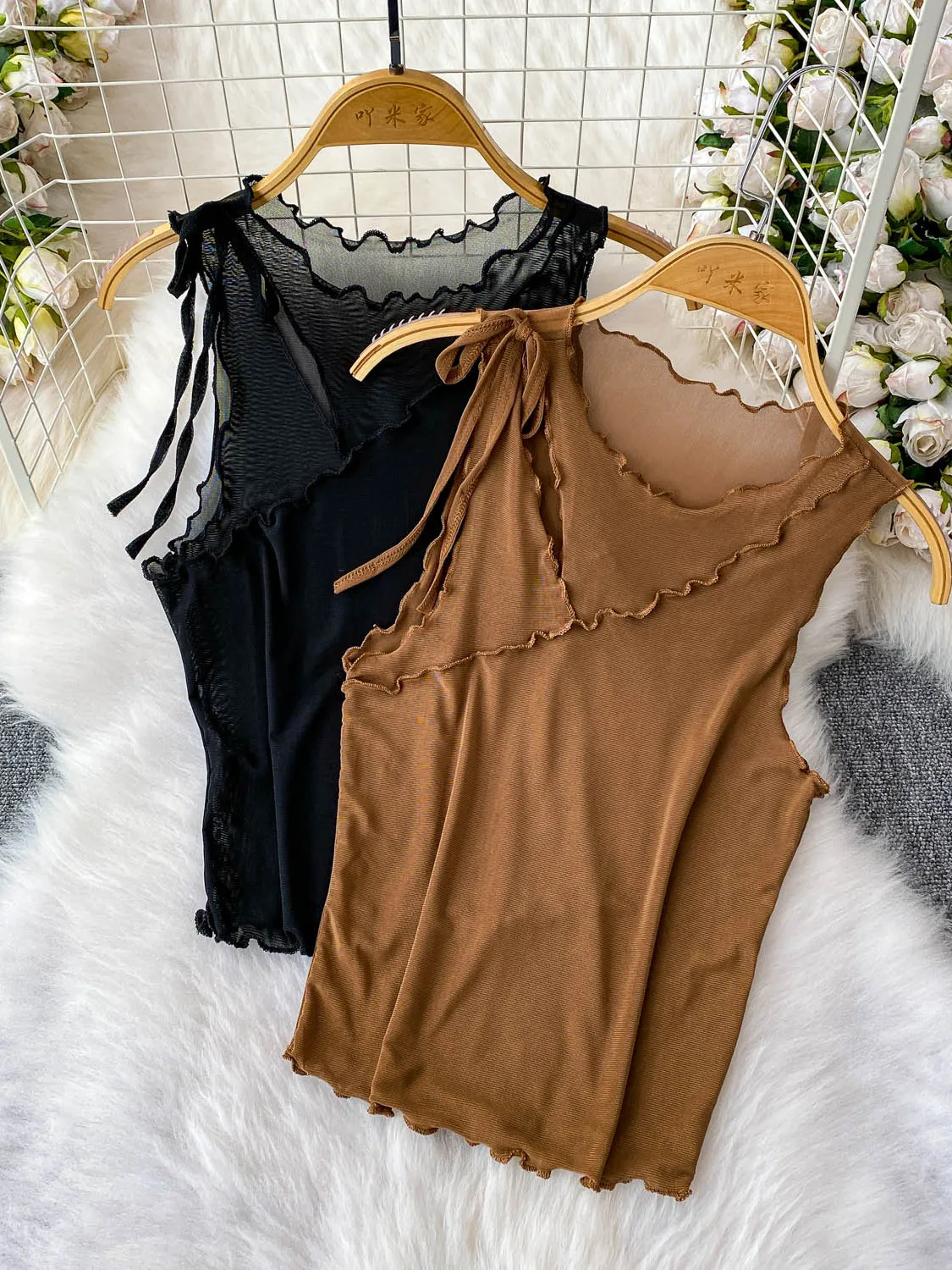 

Pure Desire Sexy Thin Lace round Ne Svel Vest Women Summer Design Sense Belted Wooden Ear Slimming Top