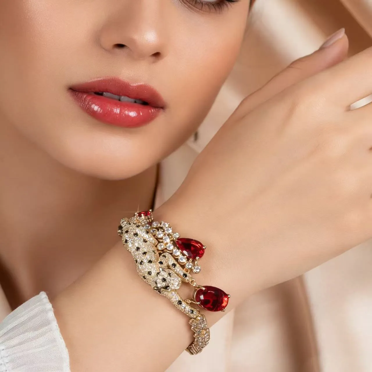 

HIBRIDE Premium European and American Style Leopard Animal Bracelet Light Luxury Women's Jewelry Holiday Wedding Daily Gift B256