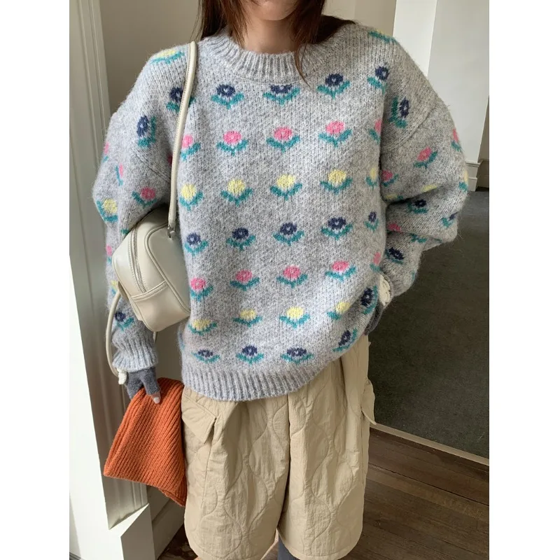 เสื้อสเวตเตอร์ไหมพรมทรงหลวม แขนยาว ลายปักดอกไม้สไตล์เรโทรสุดชิคสำหรับผู้หญิง แฟชั่นฤดูหนาว เสื้อคลุมสไตล์สตรีท