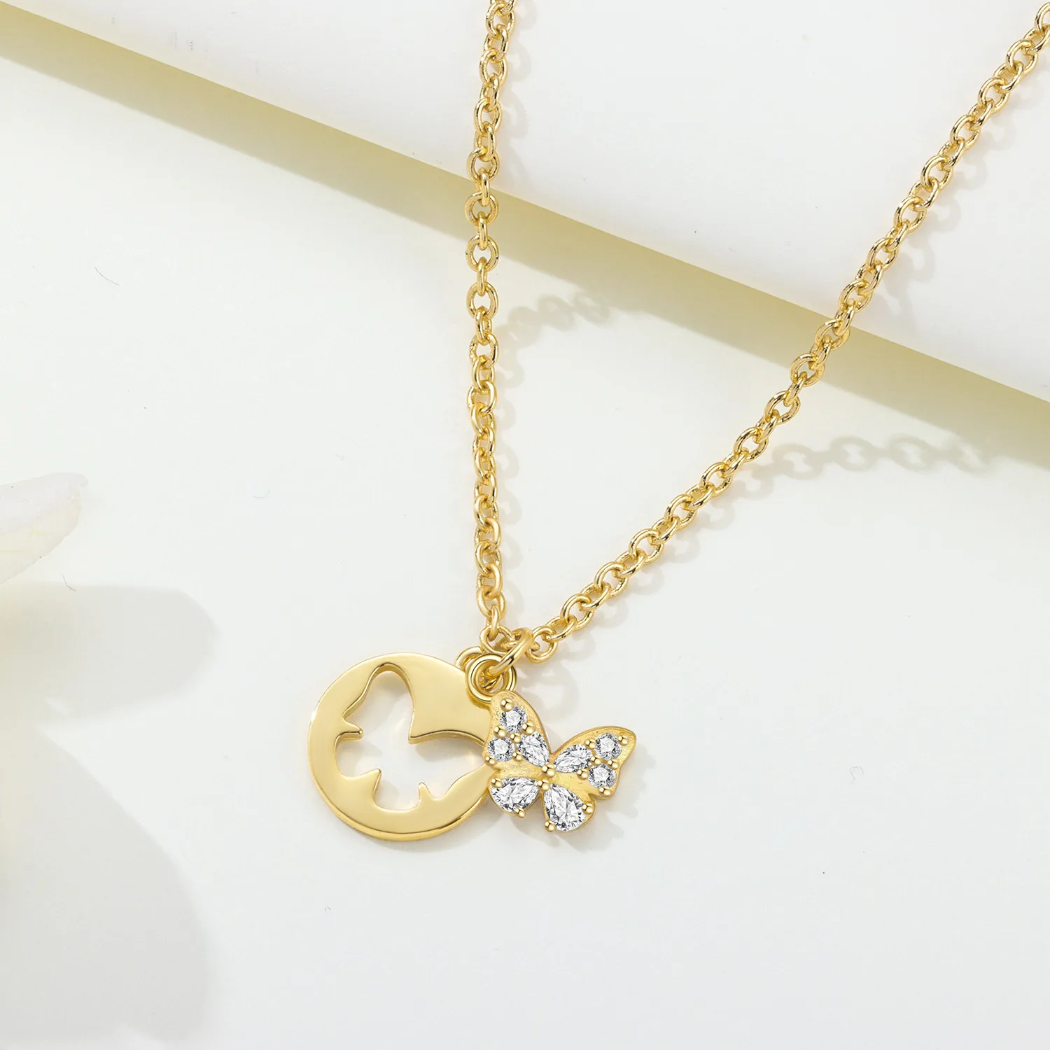 Gold Series 925 Sterling Silver Guardian Hand Butterfly-Shaped Openwork Aurora Crystal Necklace Elegant Party Accessories