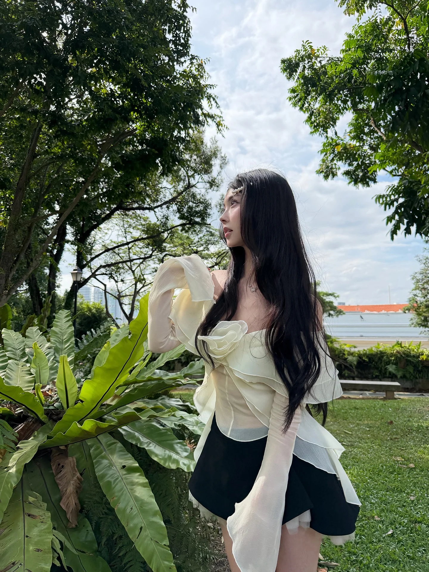 

Весенне-летний женский свободный топ на одно плечо с расклешенными рукавами из шифона, в нежном стиле, укороченный, с кружевной отделкой и принтом вишневого цвета