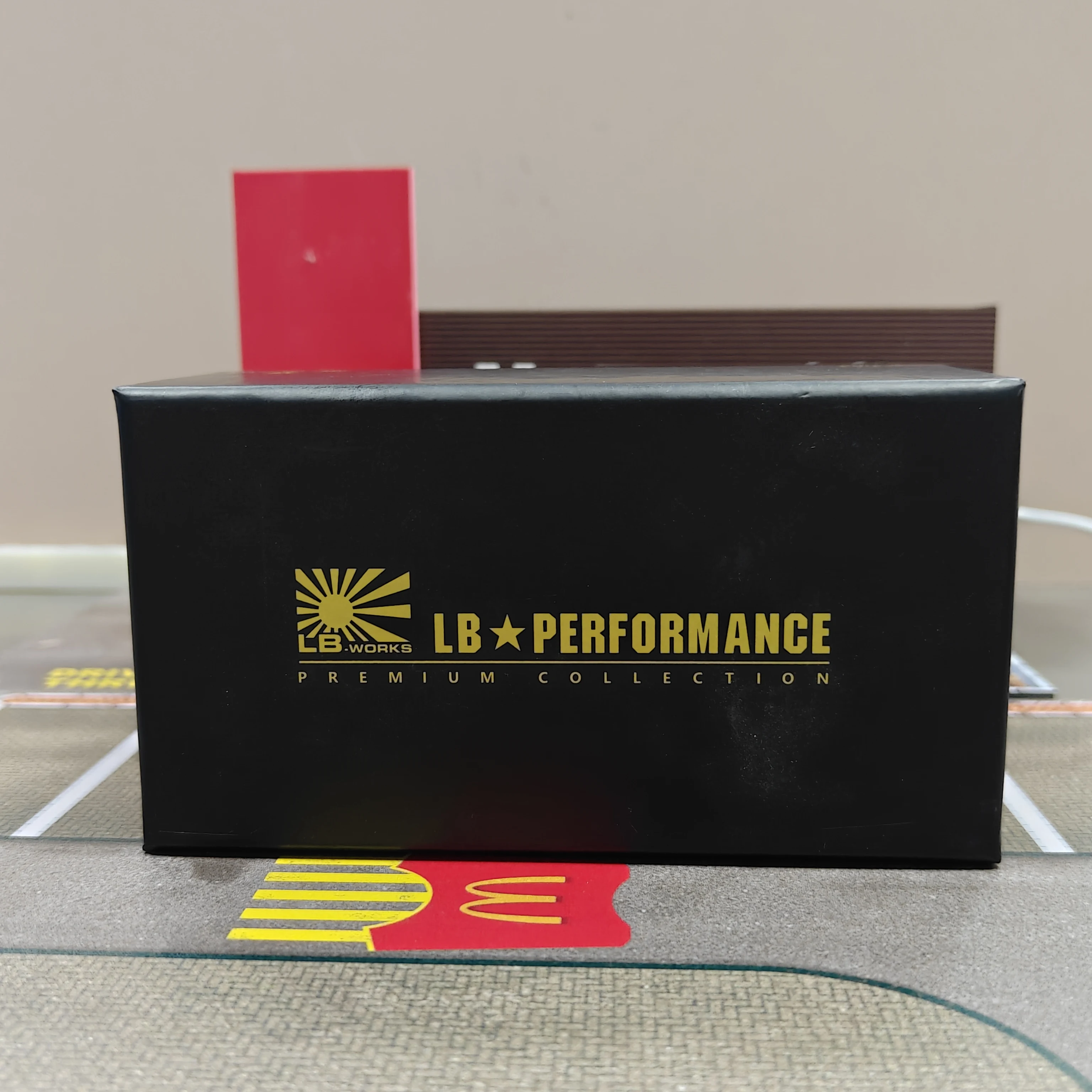 مجموعة هدايا نموذج سيارة من راتينج افينتادور من LB Performance