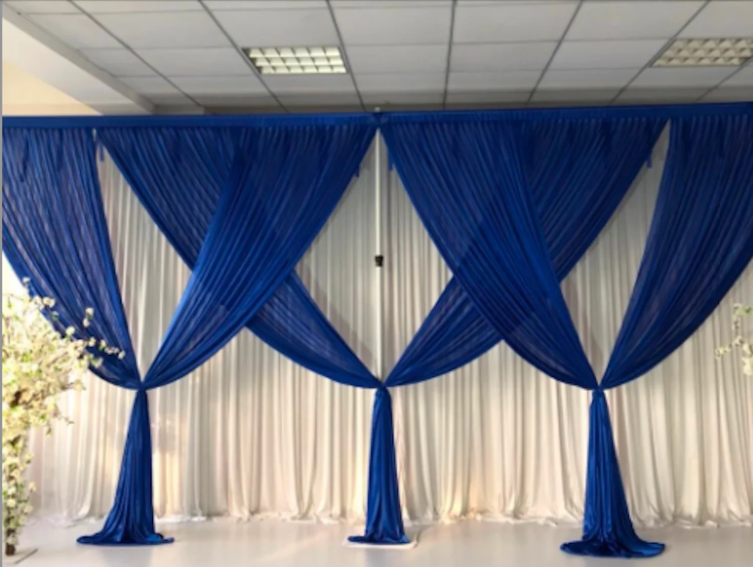 

Фон для свадебной фотосессии, сцены, банкета, мероприятий, белый и синий, из ледяного шелка, высота 3 м, ширина 6 м, декоративная драпировка.