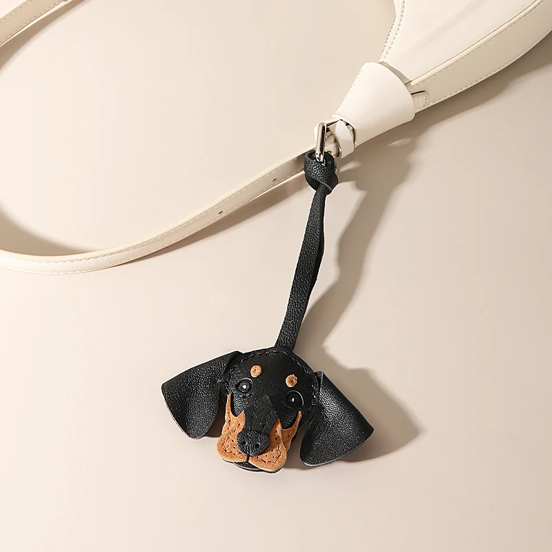 Handgefertigter Dackel-Taschenanhänger aus echtem Leder mit Geschenkbox – Detail 3