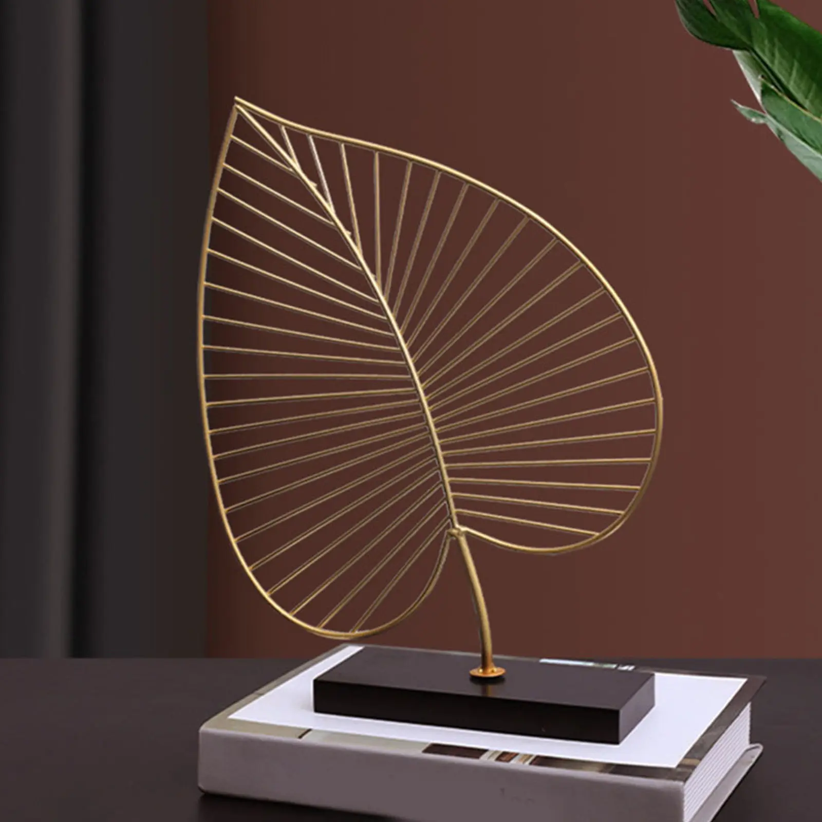 1Pcs Iron Craft Leaf Ornament Creative Desktop Decor Hollow-Out Leaf Design Indoor Office Desk Adornment Compact Space-Saving