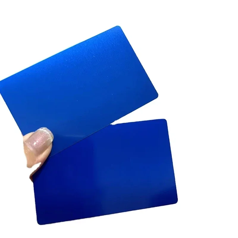 

Водонепроницаемые рождественские анодированные алюминиевые открытки черного золота, персонализированные деловые пустые металлические визитные карточки