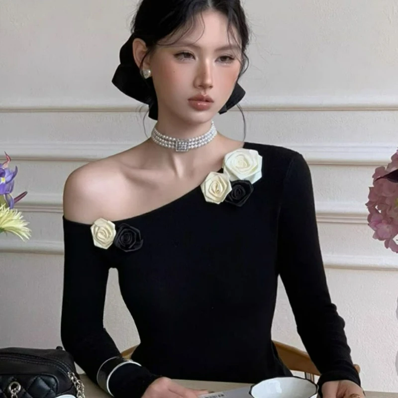 2026年秋の女性向けニッチなオフショルダーニットベースレイヤーは、ユニークでセクシーなオフショルダー・ワンショルダートップと組み合わせられます。