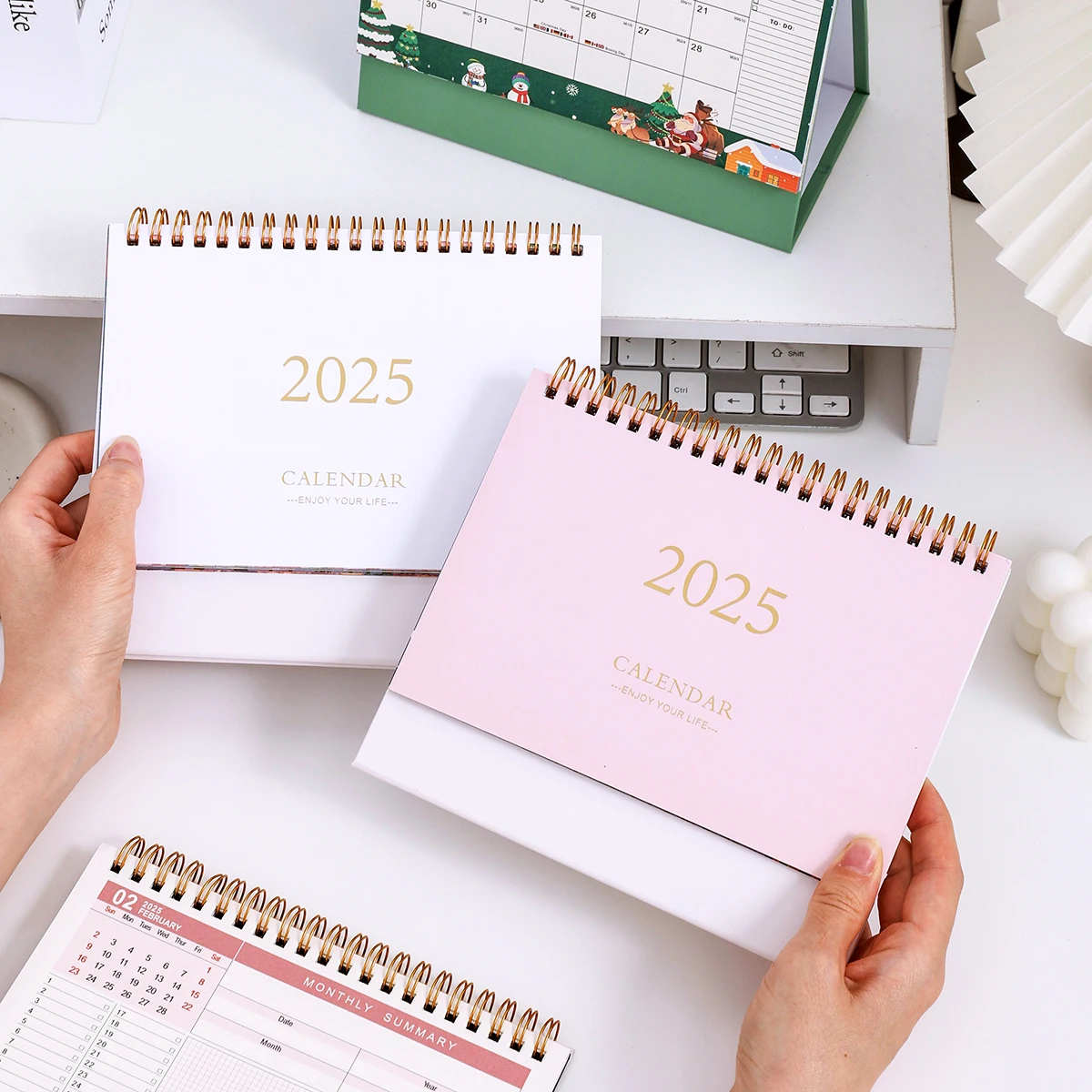 1 PC ソリッドカラーミディアム 2025 卓上カレンダー - 耐久性のある金属リングバインディング自然風景パターンインナーページオフィスデスクメモ