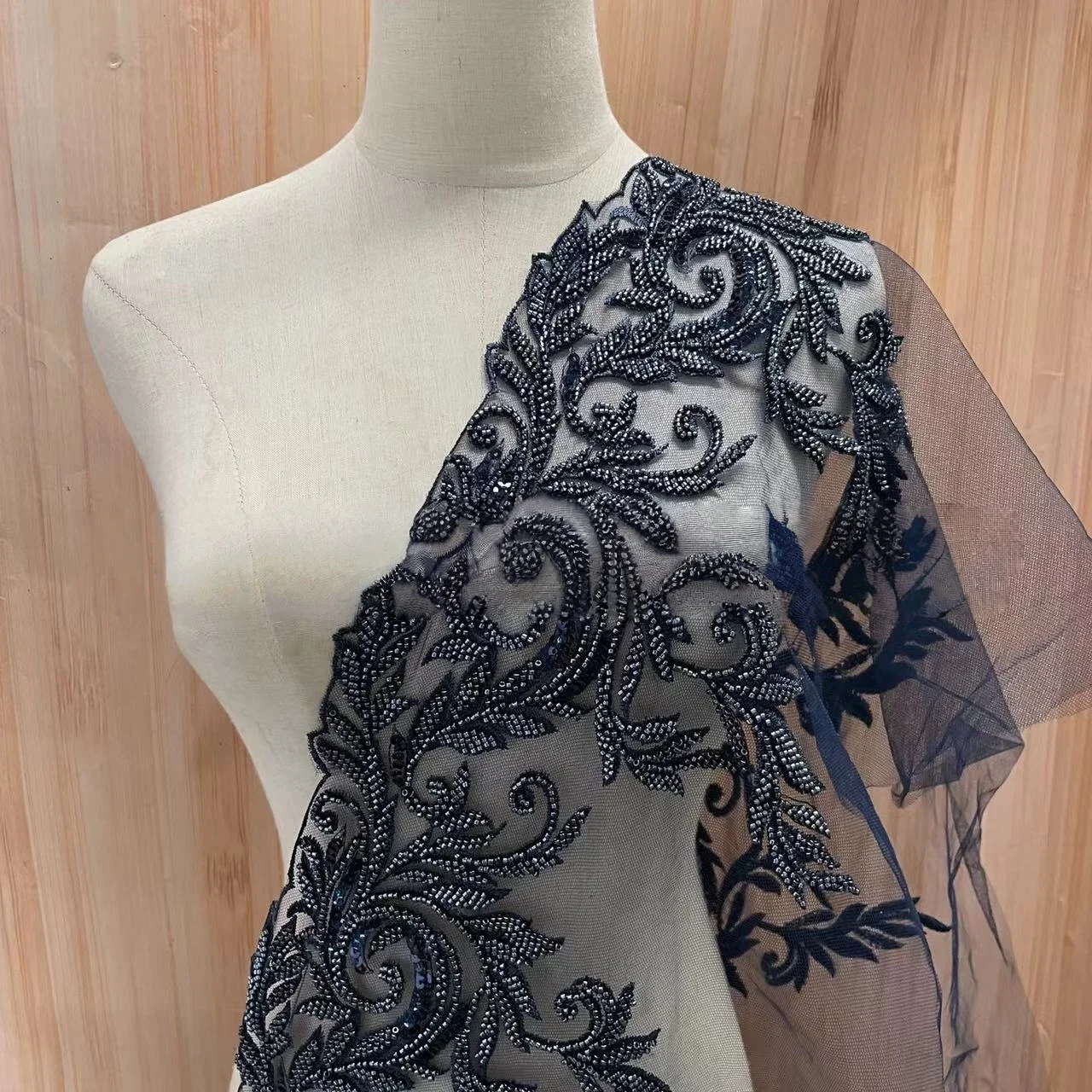 Finiture in pizzo ricamato con perline e paillettes con motivo applicato da sposa per tessuti per abiti da sposa