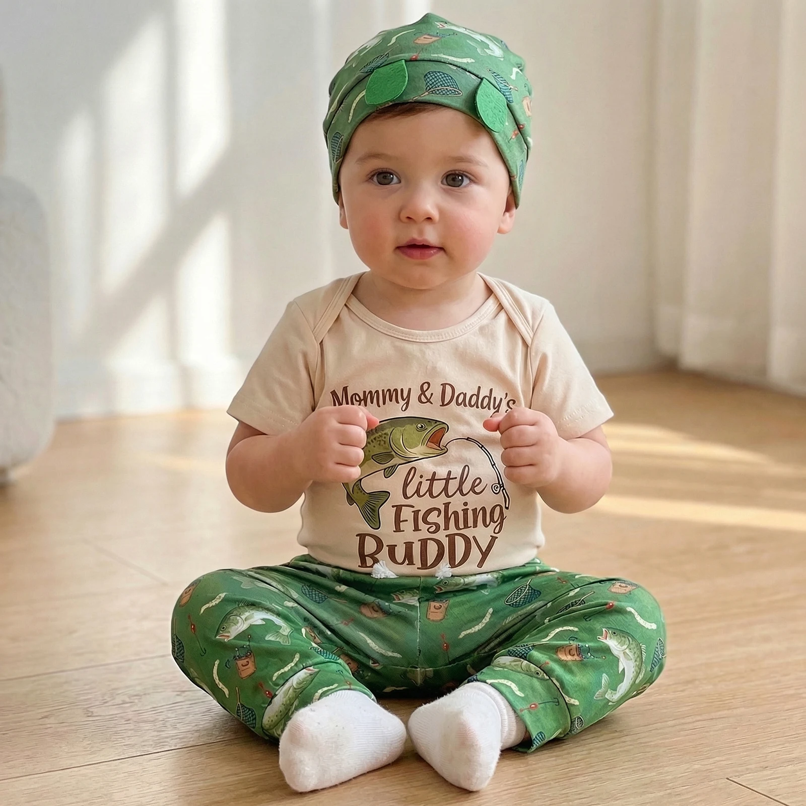 

Летний комплект одежды для мальчиков: комбинезон с принтом и элементами рыбалки, круглый вырез, короткий рукав, длинные брюки, шапка, 3 предмета