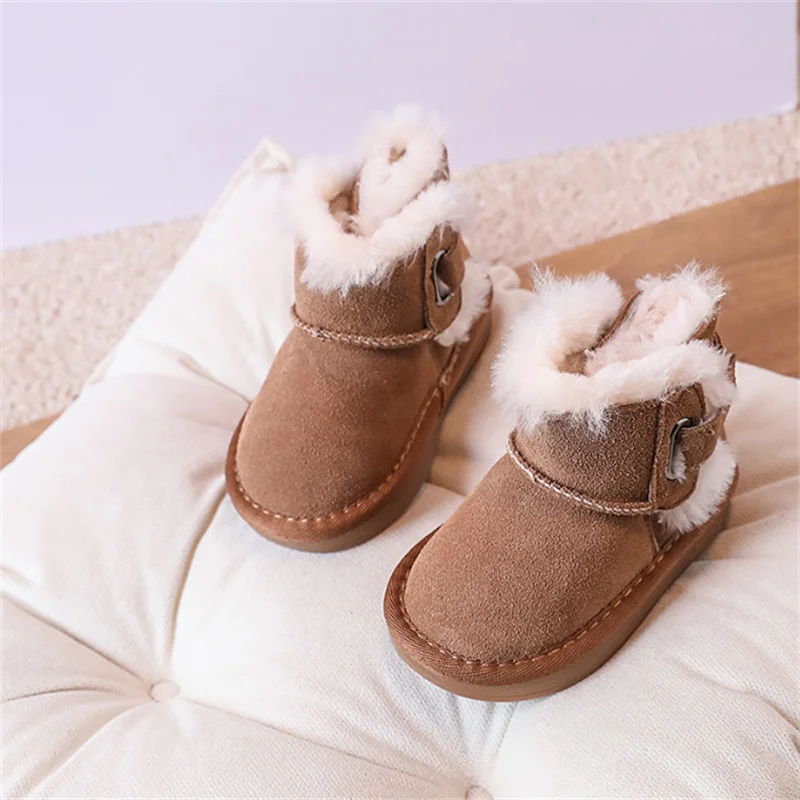 Nuevas botas de invierno para bebé, zapatos cálidos de felpa de cuero genuino para niños pequeños, botas de nieve antideslizantes a la moda para