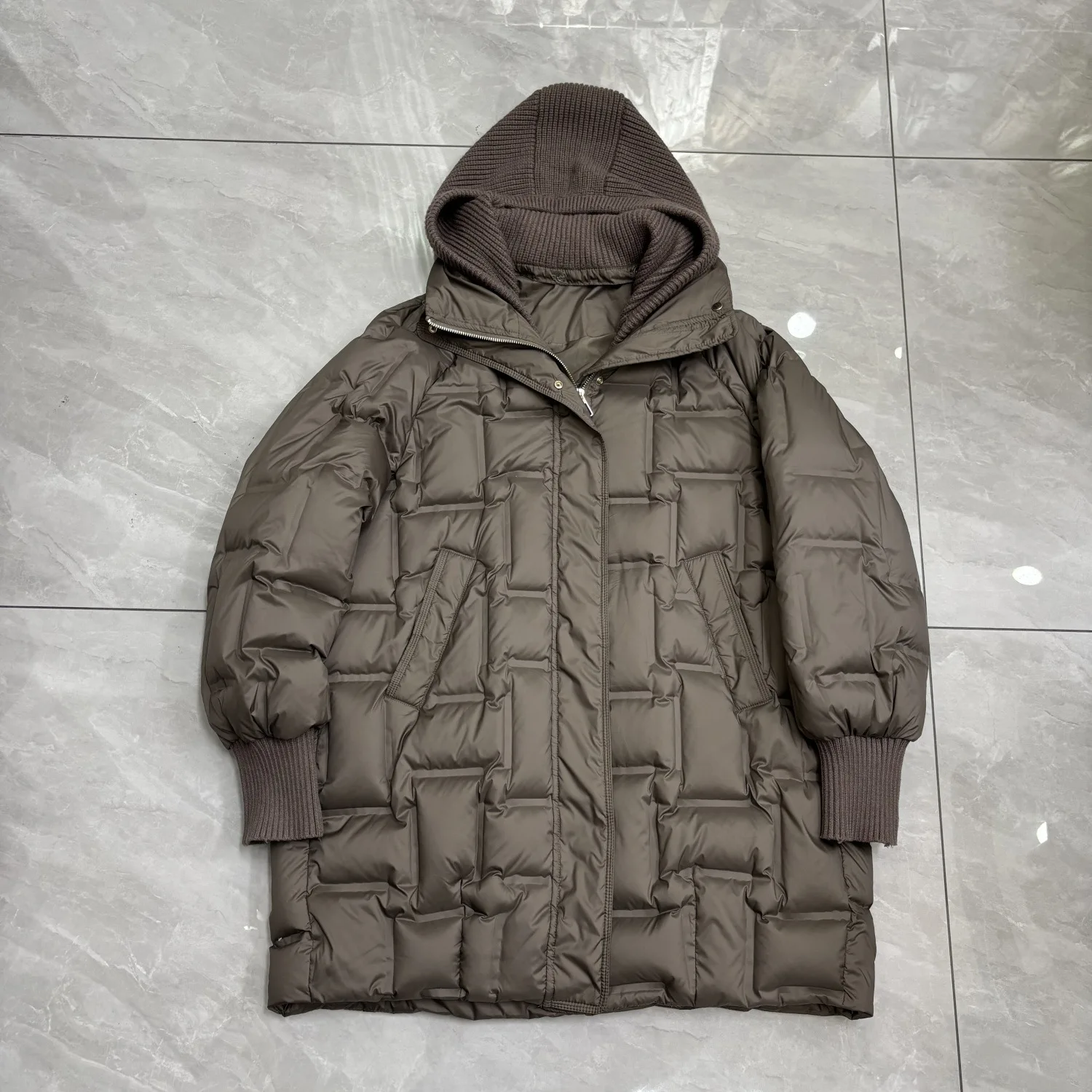 

Осень/зима, новая белая куртка на утином пуху средней длины, сохраняющая тепло, куртка-пуховик, женская модная вязаная шапка с капюшоном, теплое пальто