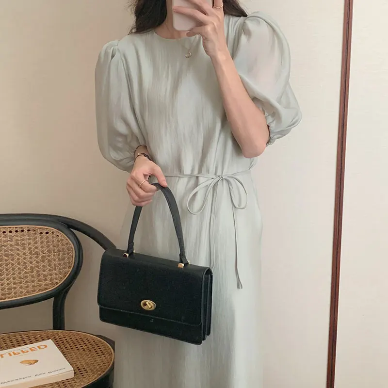 シックで優しいソフトグリーンのラウンドネック、バックレス、ベルト付きウエスト、ピュアカラー、バブルスリーブのワンピース、レディースファッション、韓国スタイル、ハイウエスト