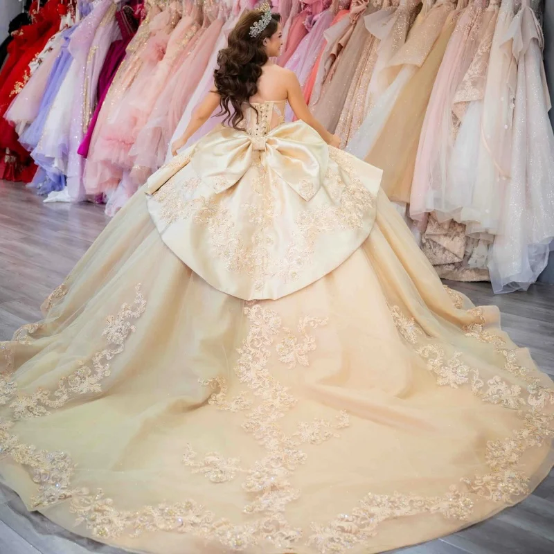 Maßgeschneiderte Champagner-Quinceanera-Kleider aus der Schulter, glitzernder Blumenaufkleber, Tüll, langer Schwanz, Schleife, Vestido 15, Quinceanera