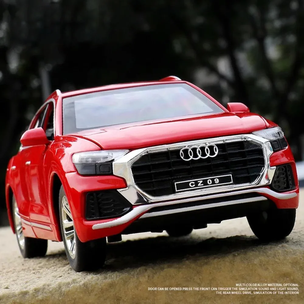 1:32 AUDI Q8 SUV Modello di auto in lega Giocattolo di simulazione Diecast in metallo Suono Luce Tirare indietro Collezione di veicoli Giocattoli per bambini Regali