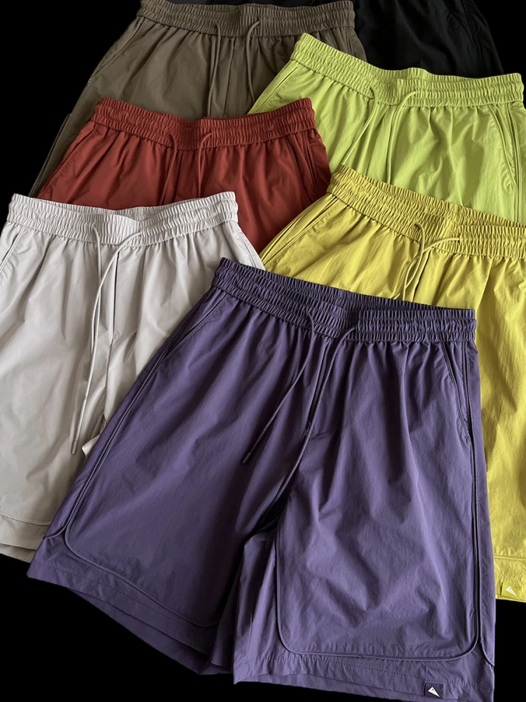 

Светло-серые функциональные быстросохнущие дышащие брюки-капри с эластичным поясом, не мнущиеся, свободного кроя, длиной до колена