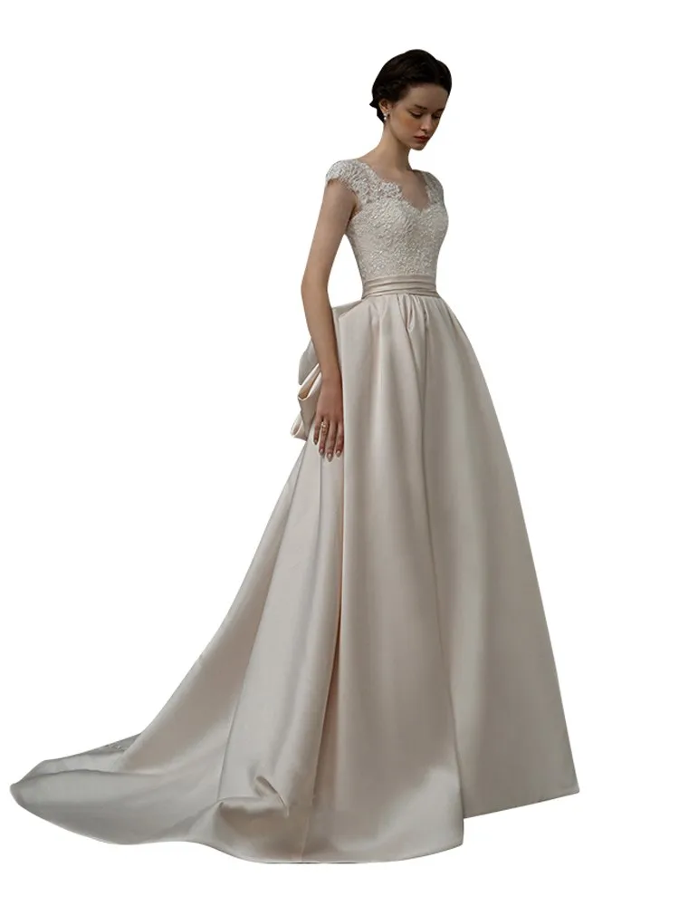 サテン生地の軽やかな高級感漂う、上質で優しい外出用ドレス