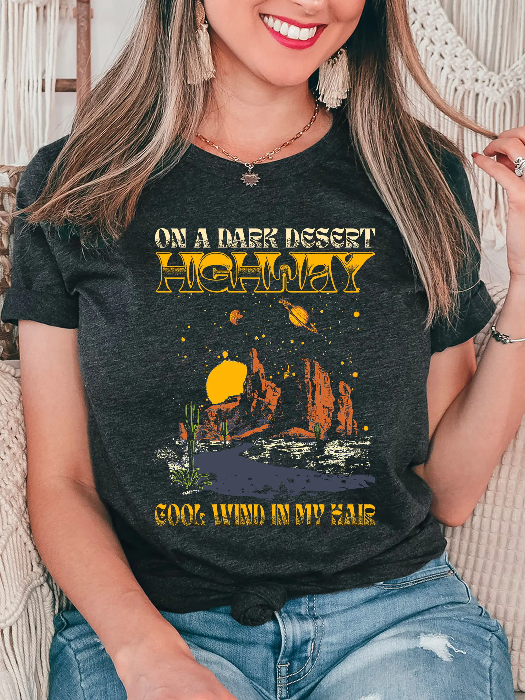 涼しい風が私の髪のTシャツ、暗い砂漠の高速道路、旅行アパレル、ミーム服、休暇、誕生日パーティー