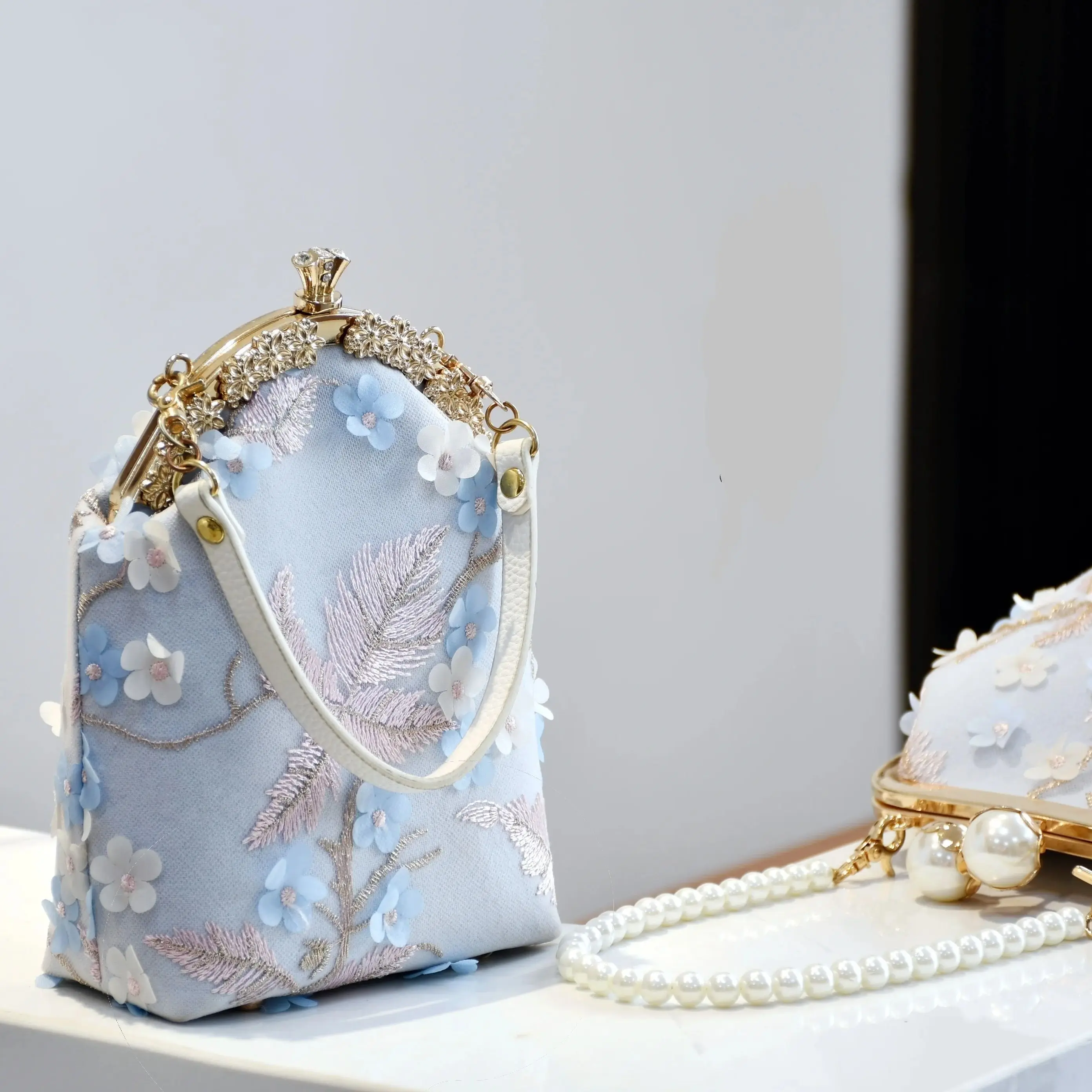 

LOST IN VINTAG Lace Flowers Embroidery Bridal Clutch Metal Frame Kiss Lock and Metal Handle Purse 25x16x7cm Crossbody Bag