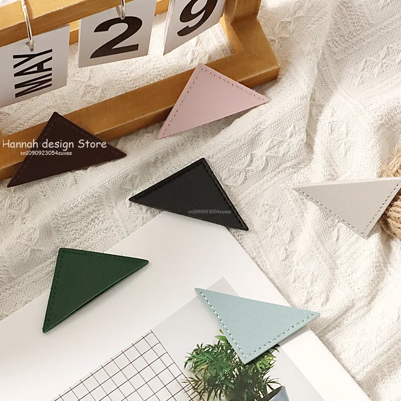 Bookmark PU Leather Triangle Bookmark Mini-portable Gift Heart Bookmark Page Folder Corner Protective Cover School Supplies